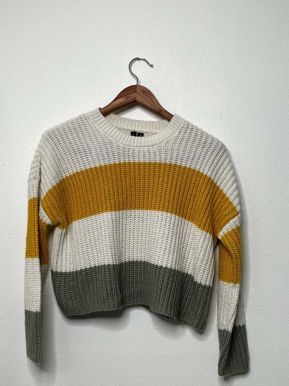 Moon & Madison Women's Colorblock Striped Chunky Knit Cropped Sweater